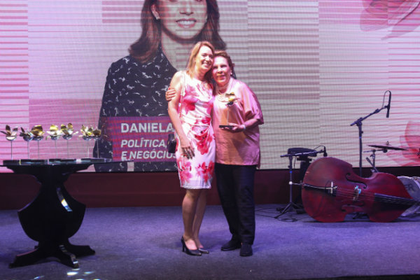 1Geralda-Farias-entrega-o-premio-para-Daniela-Petribu