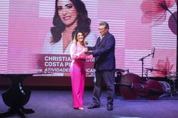 1Marcelo-Tavares-entrega-o-premio-para-Cristiana-Caribé