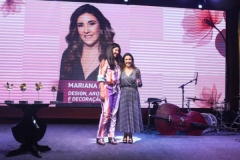 1Luiza-Nogueira-entrega-o-premio-para-Mariana-Russo