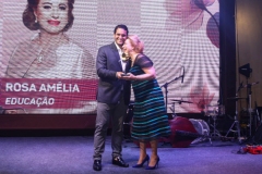 1Renato-Tavares-entrega-o-premio-para-Rosa-Amelia-Muniz