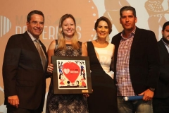 Alexandre Rands e Aleide Couto entrega premio ao vencedor da categoria Colegio Particular GGE (Copy)