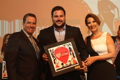 Maurico Rands e Aleide Couto entrega premio ao vencedor da categoria Empresas de Seguranca Grupo Preserve-Liserve, Felipe Gomes (Copy)