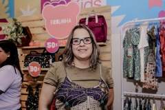 Angela Lamenha, ao lado de sua marca Firulinha - Créditos Lara Valença