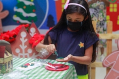 Maria Luiza se diverte enquanto decora biscoitos na Fábrica de Biscoitos da Mamãe Noel - Foto: Rômulo Chico/DP Foto