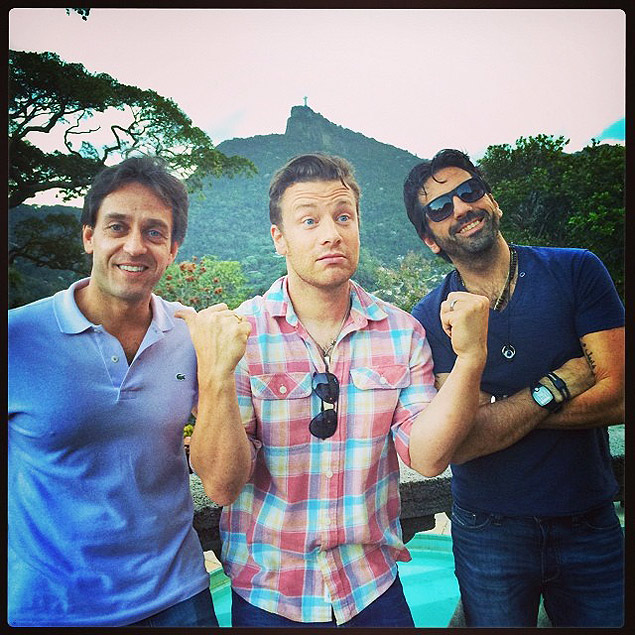 O chef Jamie Oliver entre os sócios brasileiros Lisandro Lauretti e Marcel Gholmieh - Foto: Instagram/Reprodução