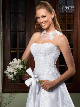 Vestido d enoiva com destaque para o detalhe no pescoço, da nova coleção Albérico Ribeiro - Foto: Cortesia