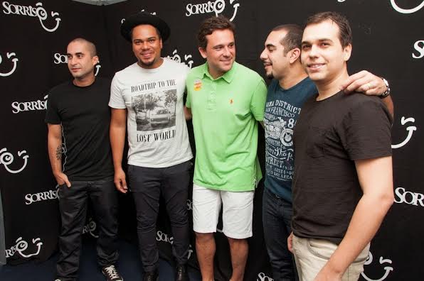 O produtor Augusto Acioli (de verde) nos bastidores com o grupo Sorriso Maroto - Foto: Gabriel/Divulgação