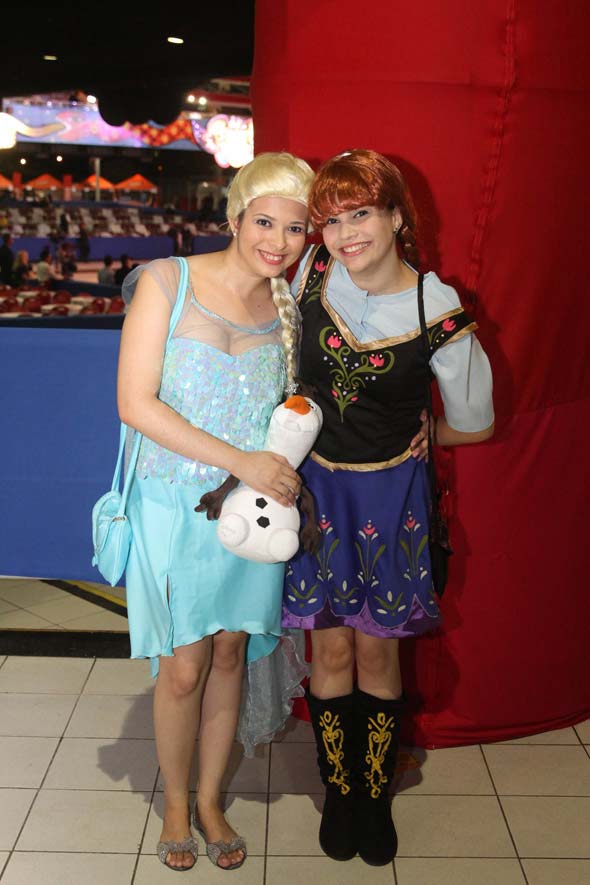 Carla Albuquerque e Karoline Albuquerque foram de princesas: Elsa e Ana, do filme Frozen - Crédito: Nando Chiappetta/DP/D.A Press
