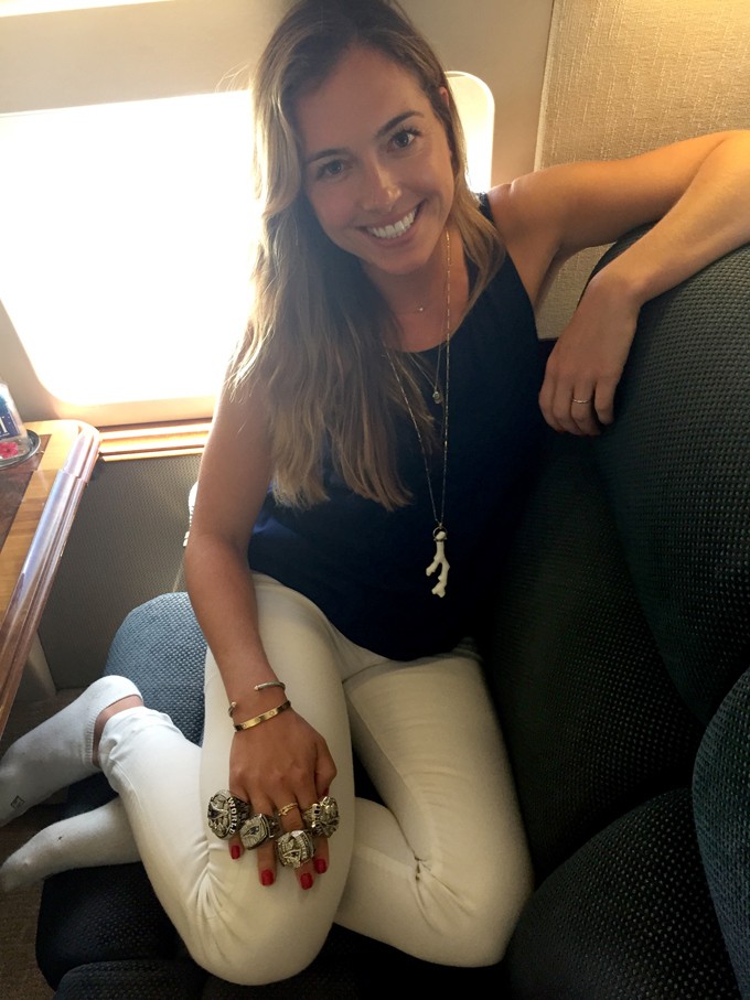 Christine Ouzonian, a ex-babá dos filhos de Ben Affleck e Jennifer Garner, posando com anéis de Tom Brady Créditos: Reprodução/Page Six