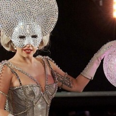 Gaga beija o prefeito e dá boas vindas a 2012