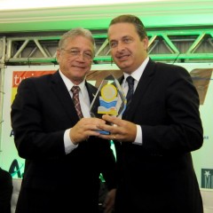 Eduardo Campos recebe troféu em Maceió