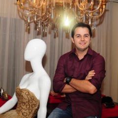 Estilista Victor Dzenk curte férias no Recife