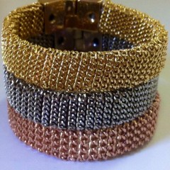 Maxicolares e pulseiras em exposição