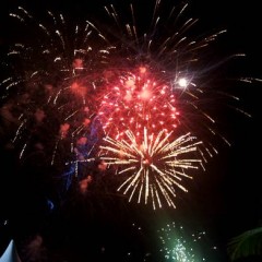 Um brinde ao ano novo na praia do Pina