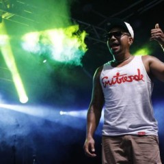 Naldo Benny comanda festa no Liverpool