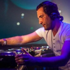 DJ Deniz Koyu anima noite na Pink Elephant