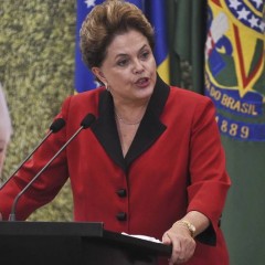 Dilma foi aplaudida e vaiada em Brasília