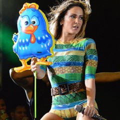 Após provocação, Claudia dança com balão da “Galinha Pintadinha”