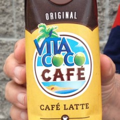 Água de coco com café com leite em Nova York