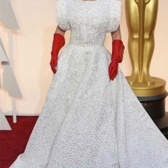 Lady Gaga canta música indicada ao Oscar em premiação