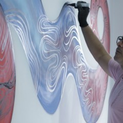 Flávio Barra inaugura ateliê com exposição de suas obras multicoloridas