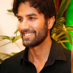 André Carício prepara jantar para amigos