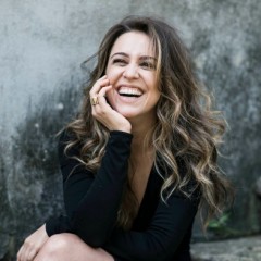 Roberta Sá faz show de lançamento no Teatro RioMar Recife