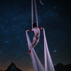 Escola de Circo anima a abertura do Natal do Plaza Shopping