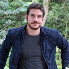 Marco Pigossi participa de desfile na Blue Angel