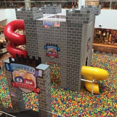 Castelo de bolinhas nas férias do Shopping RioMar
