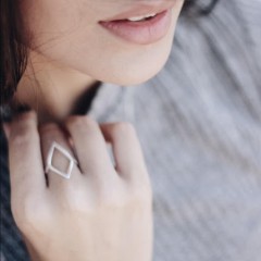 Marca de joias artesanais abre pop up store em Setúbal