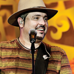 Geraldinho Lins e Pedrinho Pegação comandam noite de forró em Gravatá