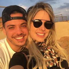 Thyane Dantas mostra convite de casamento com Wesley Safadão