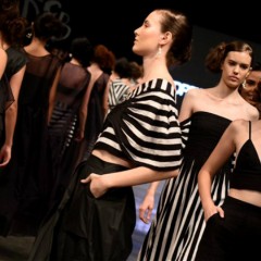 Metalizados, cores clássicas e tom político marcam primeiro dia do Dragão Fashion