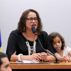 Luciana Santos leva a filha para reunião da Câmara dos Deputados