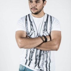 Renato Viana, vencedor do The Voice Brasil, se apresenta no Shopping RioMar