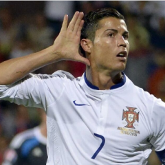 Cristiano Ronaldo atira microfone de repórter no lago