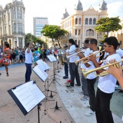 Orquestra Arruando faz apresentação em homenagem a Chacrinha