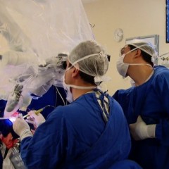 Jornalista pernambucana acompanha cirurgia neurológica com paciente acordado