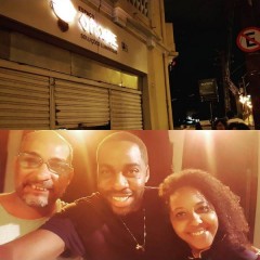 No Recife, Lázaro Ramos assiste espetáculo de teatro na Rua da Aurora