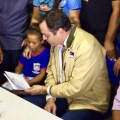 Governador visitou menina que salvou livros da enchente