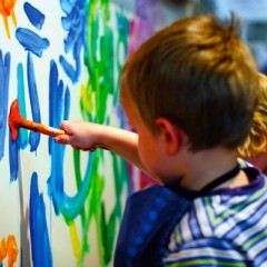 Loja lança oficina de pintura para crianças nas férias
