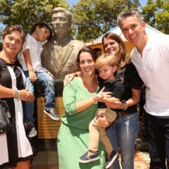 Busto em homenagem a Camilo Simões na Rua da Aurora