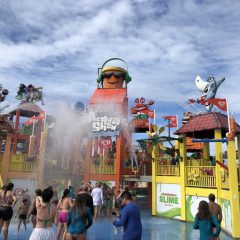 Brinquedo no Beach Park Fortaleza dá banho de slime verde nas crianças