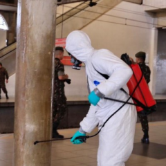 Militares das Forças Armadas fazem desinfecção de terminais do metrô