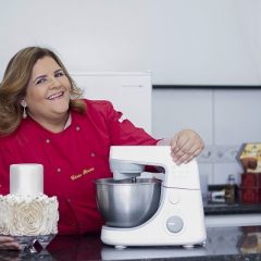 Cássia Pereira trabalha em novos sabores de bolos durante quarentena