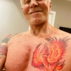 Miguel Falabella tatua fênix no peito para marcar nova fase