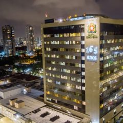 A bela iluminação natalina do Hospital Português