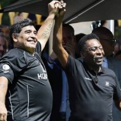 ‘Que possamos jogar bola juntos no céu’, diz Pelé sobre morte de Maradona