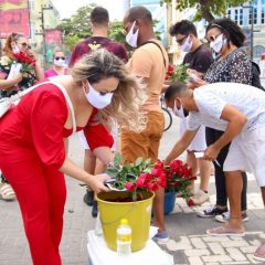 Artistas e influenciadores pedem empatia e distribuem rosas no Recife